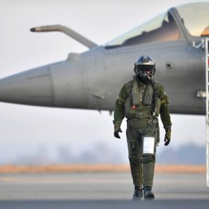 Pilote de chasse en combinaison devant Mirage 2000