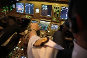 Ecrans et boutons de commande sur le B 777 de Skyway Simulation