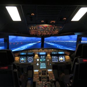 Cockpit tout illuminé sur une piste de décollage